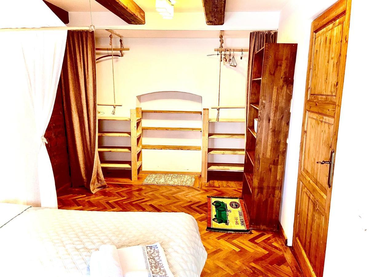 Apartament Rustic In Centrul Istoric Apartman Brassó Kültér fotó