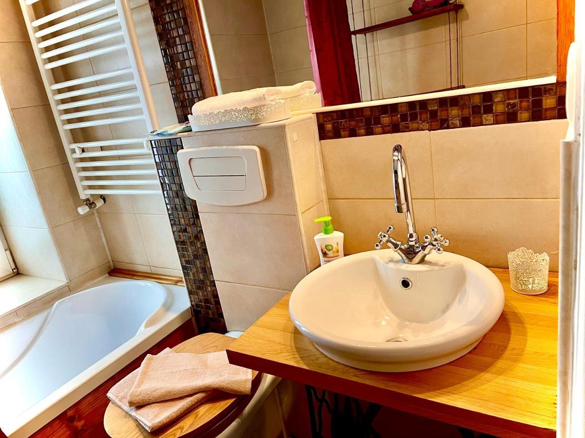 Apartament Rustic In Centrul Istoric Apartman Brassó Kültér fotó